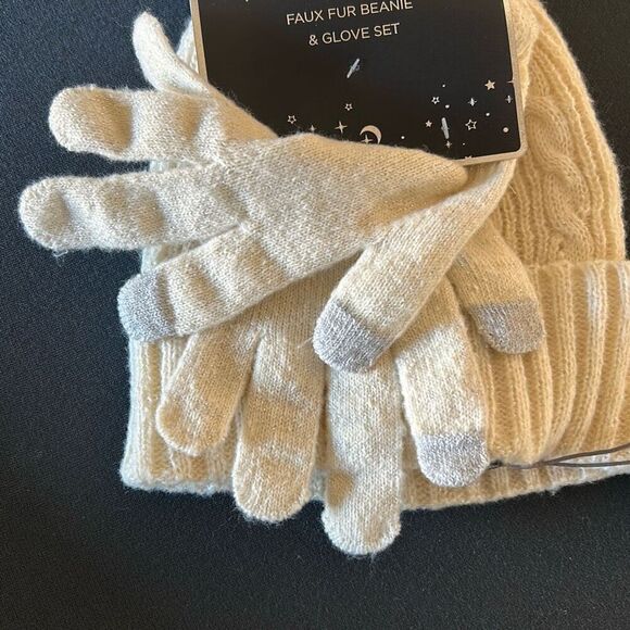 VINCE CAMUTO Winter White Beanie & Gloves NWT - Picture 4 of 5